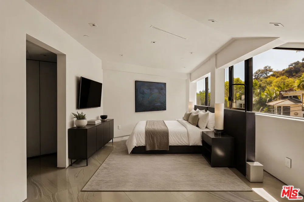2210 Bowmont Drive Los Angeles, CA 90210
