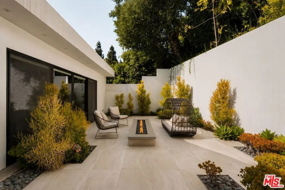 2210 Bowmont Drive Los Angeles, CA 90210