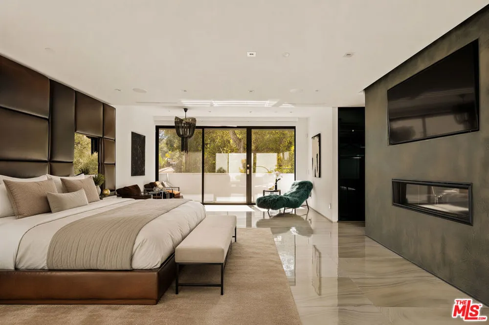 2210 Bowmont Drive Los Angeles, CA 90210