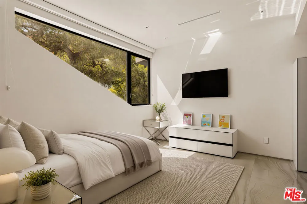 2210 Bowmont Drive Los Angeles, CA 90210