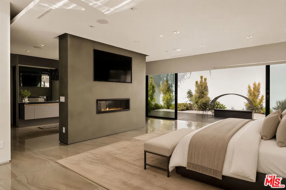 2210 Bowmont Drive Los Angeles, CA 90210