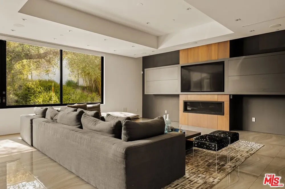 2210 Bowmont Drive Los Angeles, CA 90210