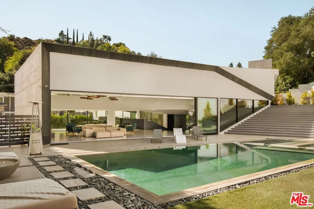2210 Bowmont Drive Los Angeles, CA 90210