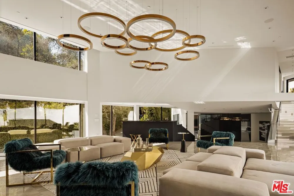 2210 Bowmont Drive Los Angeles, CA 90210
