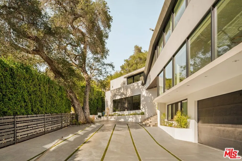 2210 Bowmont Drive Los Angeles, CA 90210