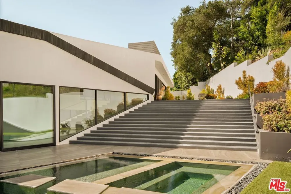 2210 Bowmont Drive Los Angeles, CA 90210