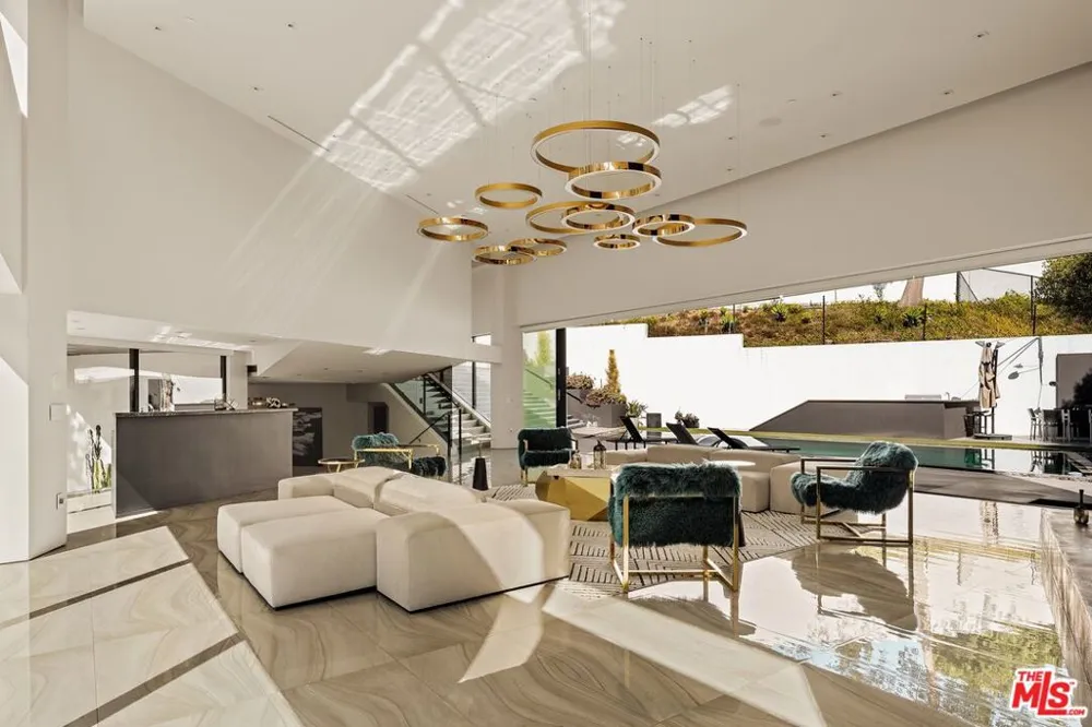 2210 Bowmont Drive Los Angeles, CA 90210