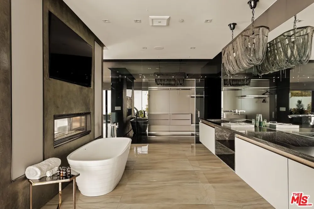2210 Bowmont Drive Los Angeles, CA 90210