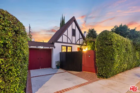 8818 Rosewood Avenue