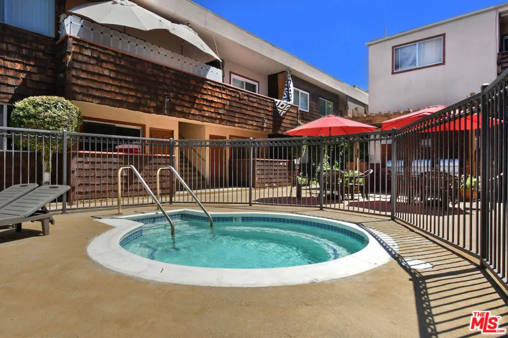 5403 Newcastle Avenue #19 Encino, CA 91316