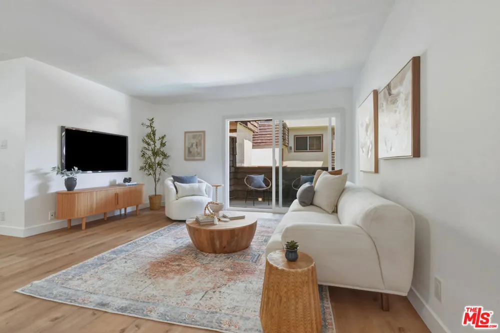 5403 Newcastle Avenue #19 Encino, CA 91316