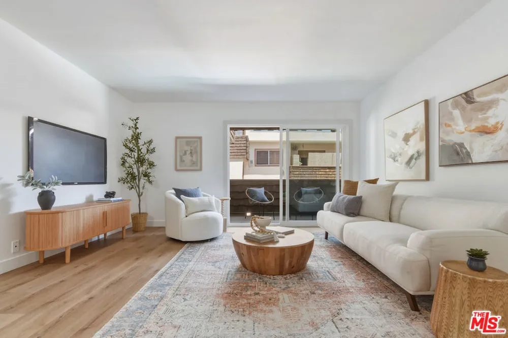 5403 Newcastle Avenue #19 Encino, CA 91316