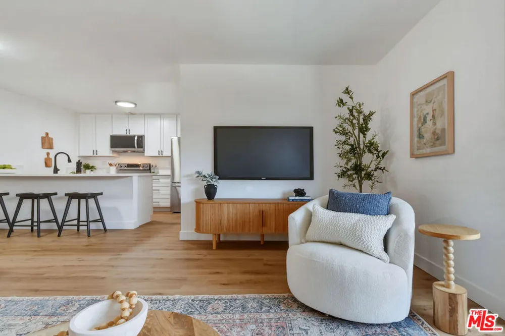 5403 Newcastle Avenue #19 Encino, CA 91316