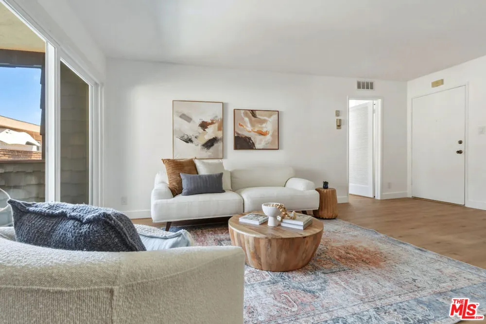 5403 Newcastle Avenue #19 Encino, CA 91316