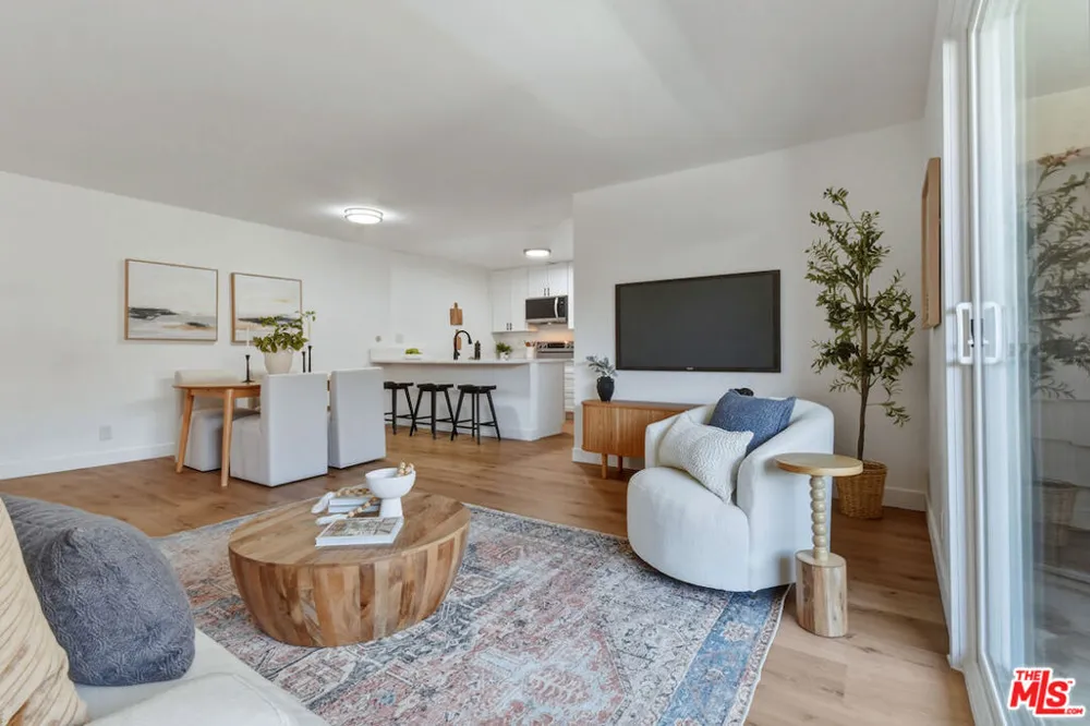 5403 Newcastle Avenue #19 Encino, CA 91316