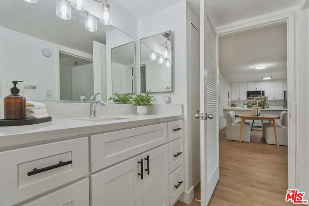 5403 Newcastle Avenue #19 Encino, CA 91316