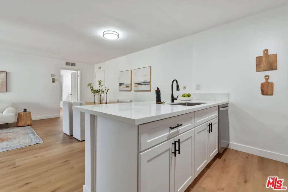 5403 Newcastle Avenue #19 Encino, CA 91316