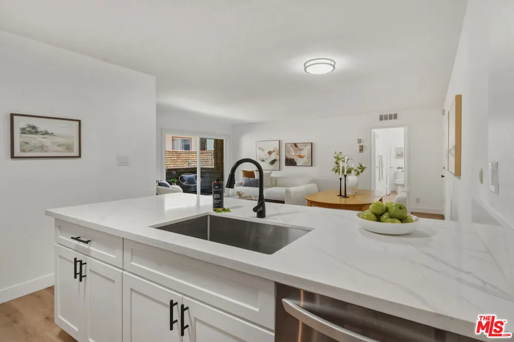 5403 Newcastle Avenue #19 Encino, CA 91316