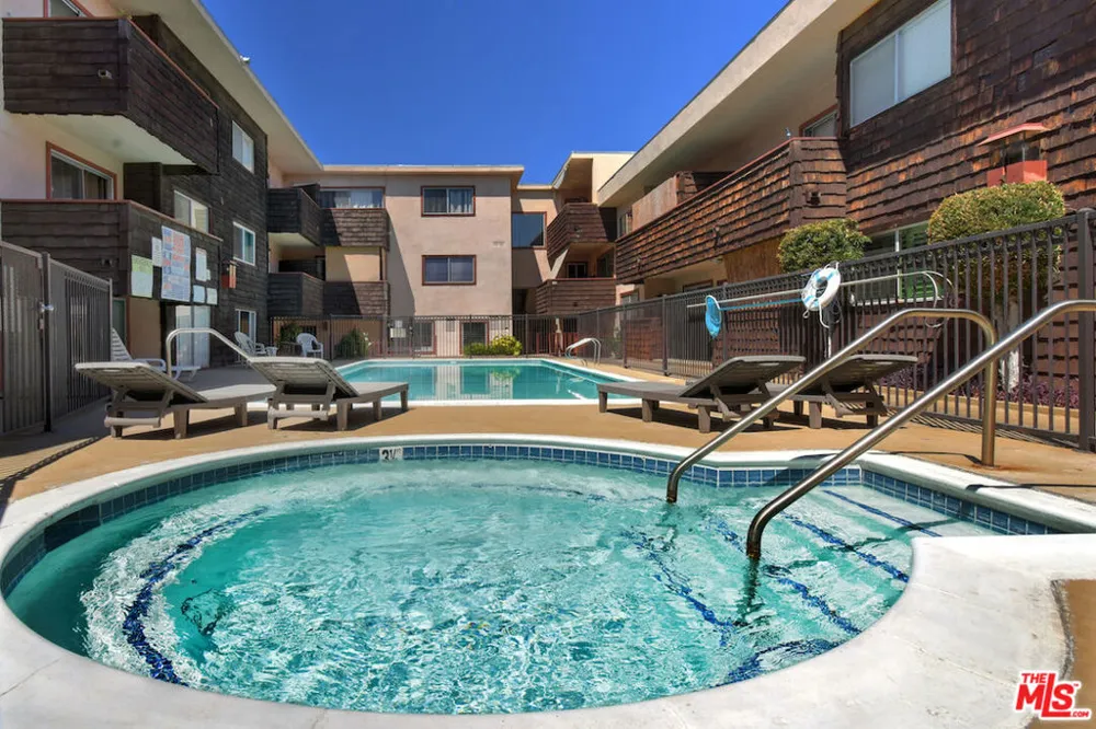 5403 Newcastle Avenue #19 Encino, CA 91316