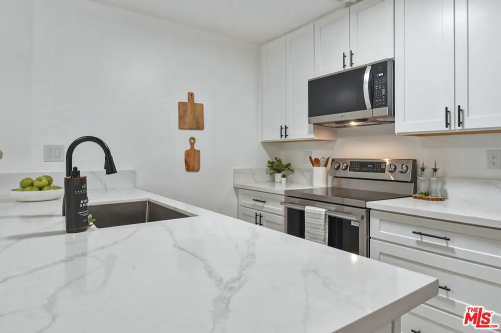 5403 Newcastle Avenue #19 Encino, CA 91316