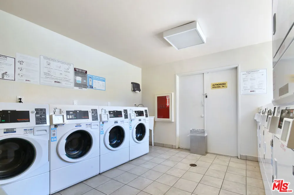 5403 Newcastle Avenue #19 Encino, CA 91316
