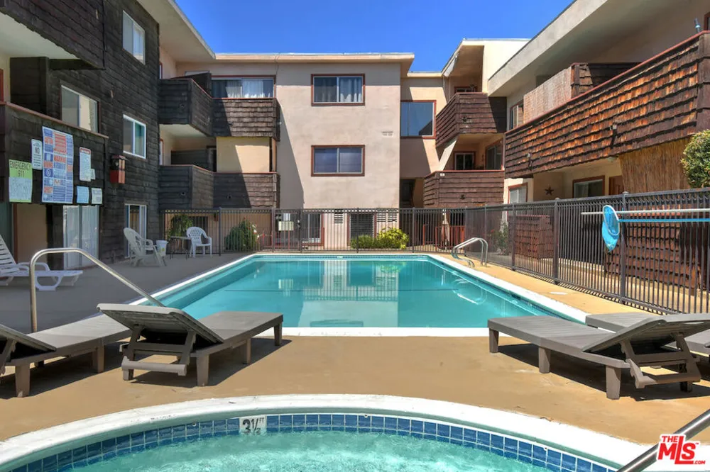 5403 Newcastle Avenue #19 Encino, CA 91316