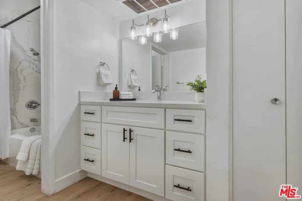 5403 Newcastle Avenue #19 Encino, CA 91316