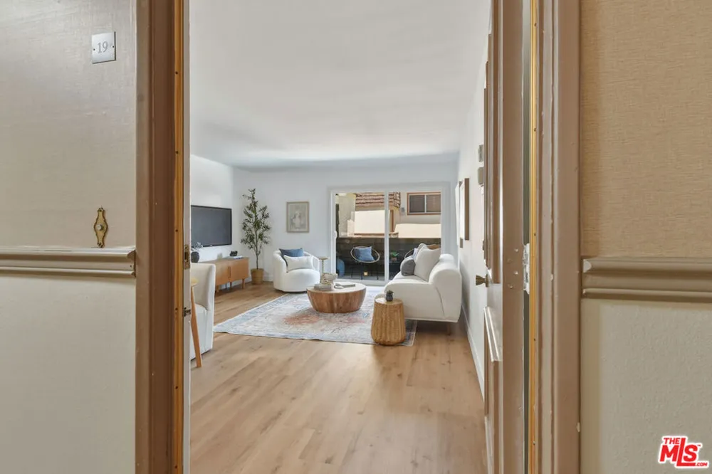 5403 Newcastle Avenue #19 Encino, CA 91316
