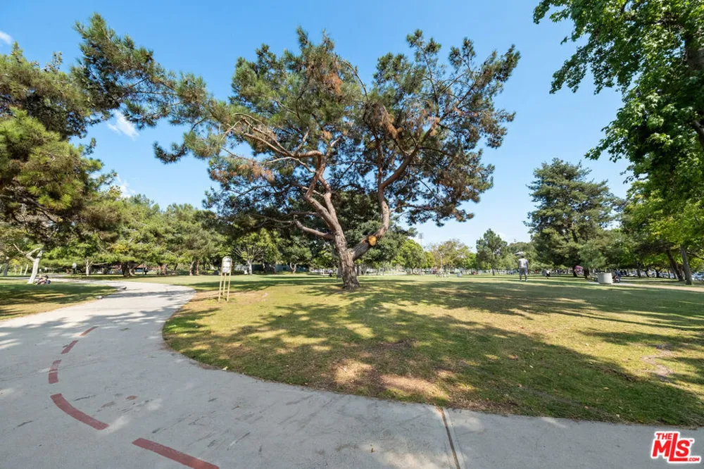 2337 Oak Street #2 Santa Monica, CA 90405