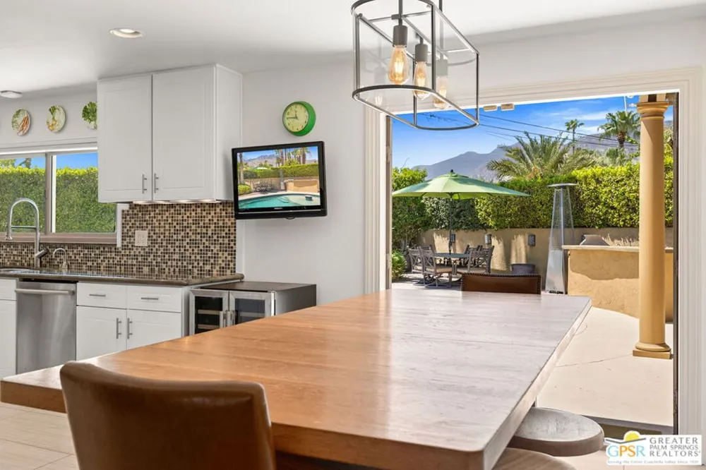 2295 E Park Drive Palm Springs, CA 92262