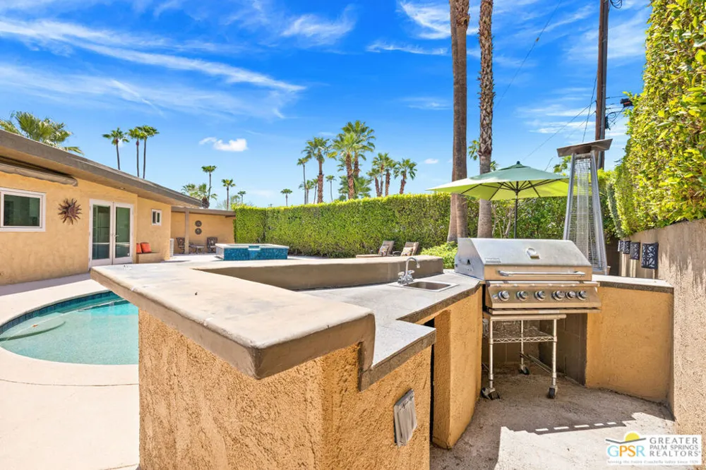 2295 E Park Drive Palm Springs, CA 92262