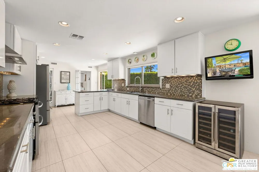 2295 E Park Drive Palm Springs, CA 92262