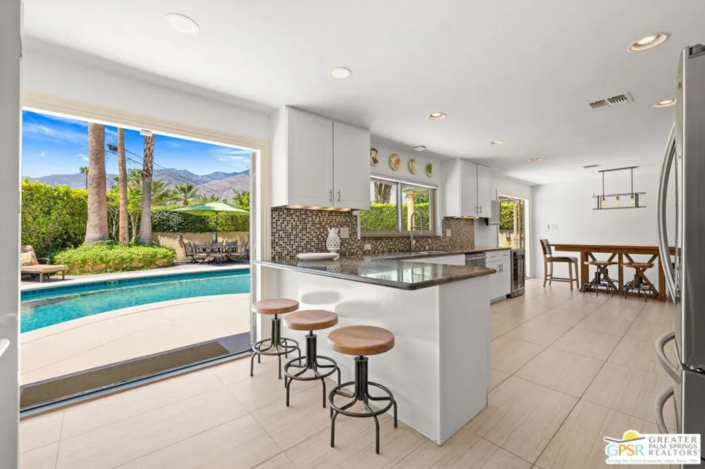 2295 E Park Drive Palm Springs, CA 92262