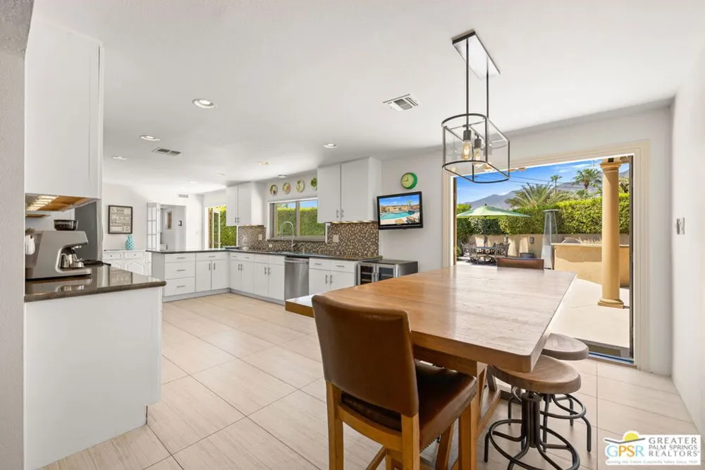 2295 E Park Drive Palm Springs, CA 92262