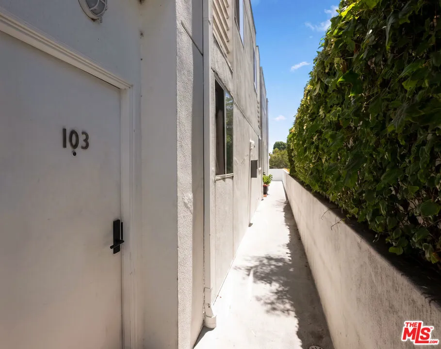 1823 20th Street #103 Santa Monica, CA 90404