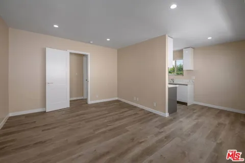 1553 S Saltair Avenue #102