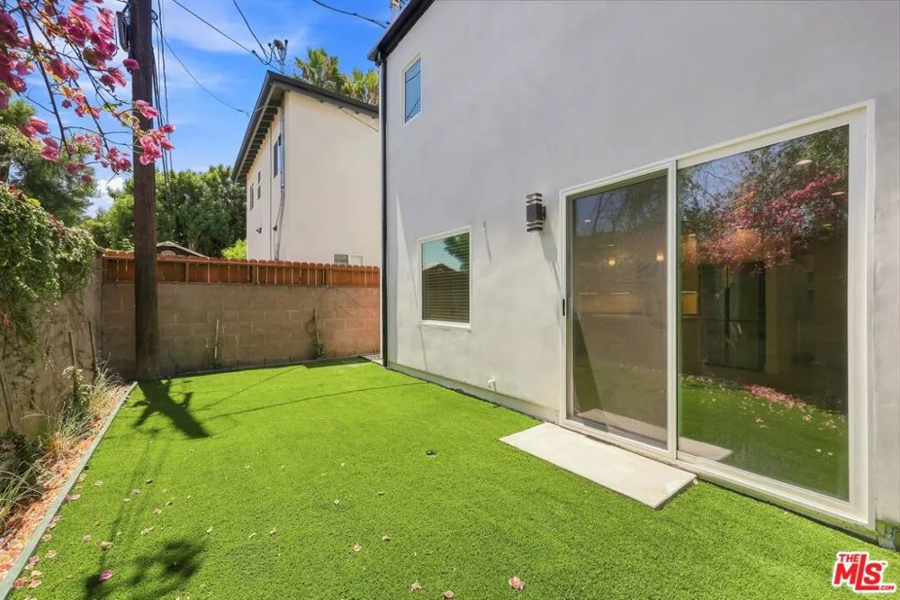 20212 W Gault Street Winnetka, CA 91306