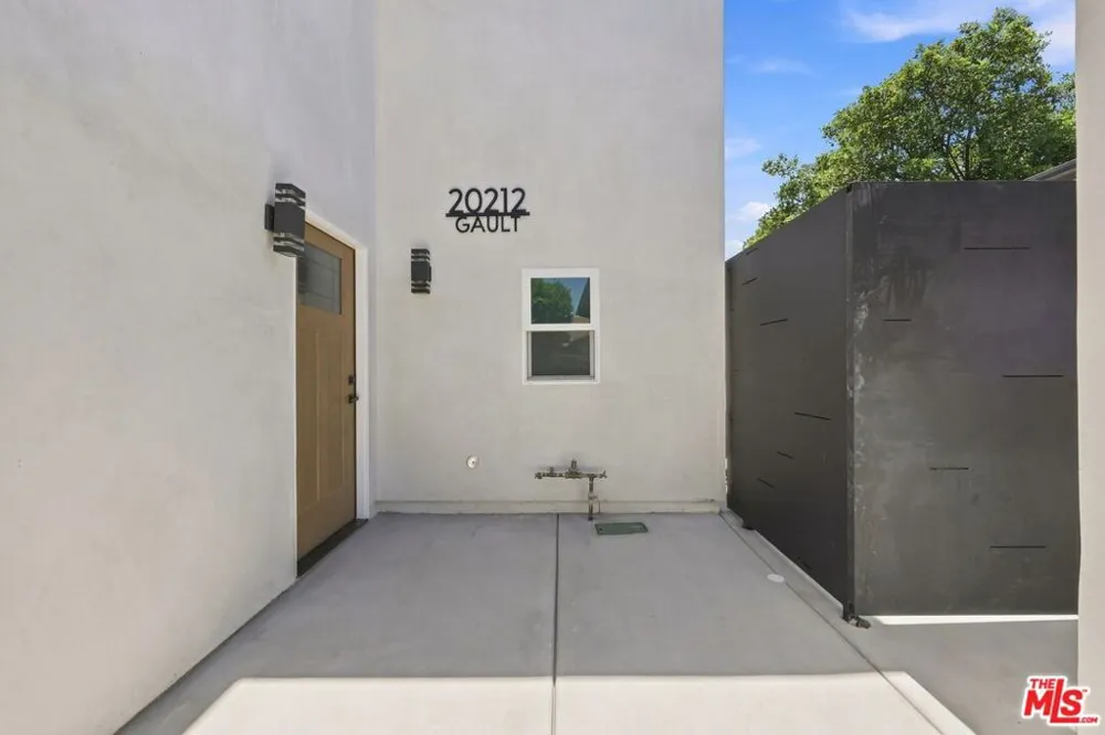20212 W Gault Street Winnetka, CA 91306