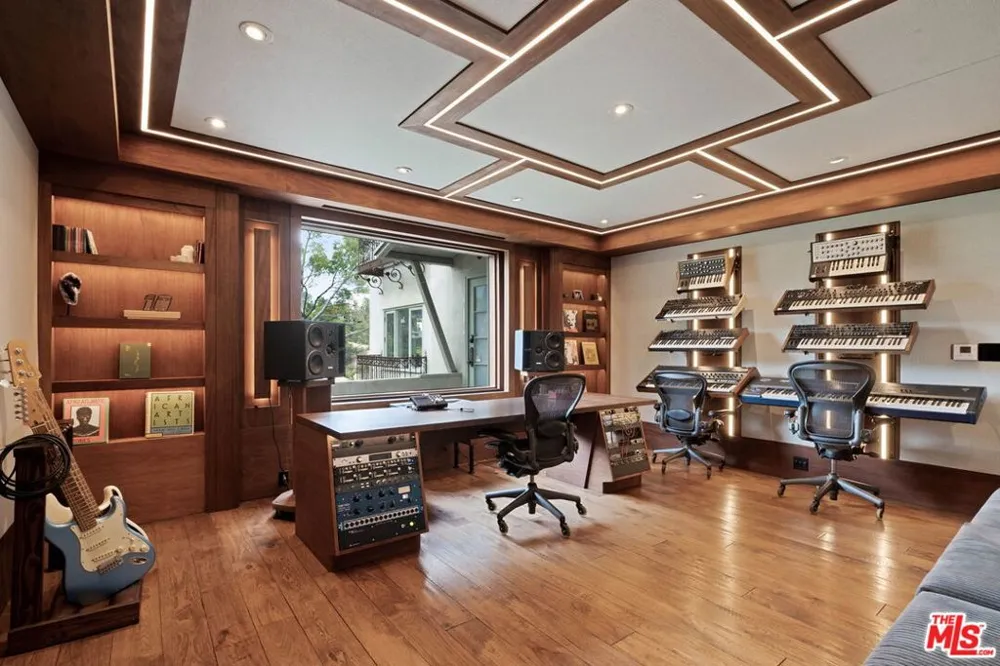 2356 Hollyridge Drive Los Angeles, CA 90068