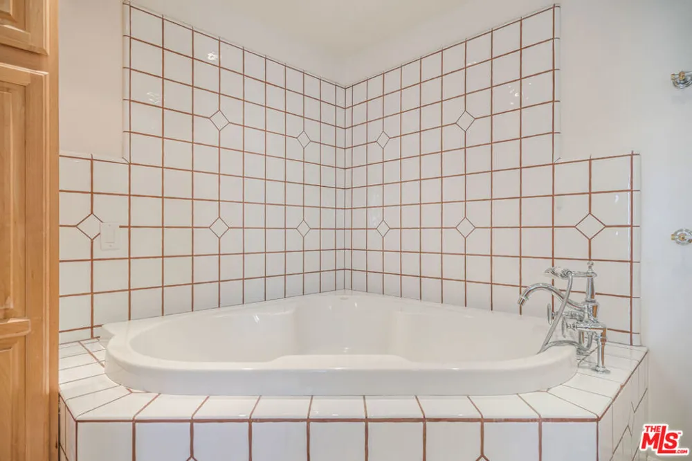 17241 Palisades Circle Pacific Palisades, CA 90272