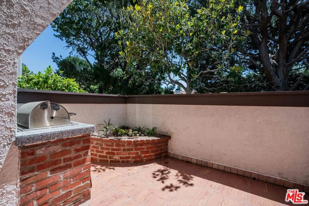 17241 Palisades Circle Pacific Palisades, CA 90272