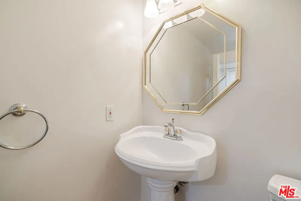 17241 Palisades Circle Pacific Palisades, CA 90272