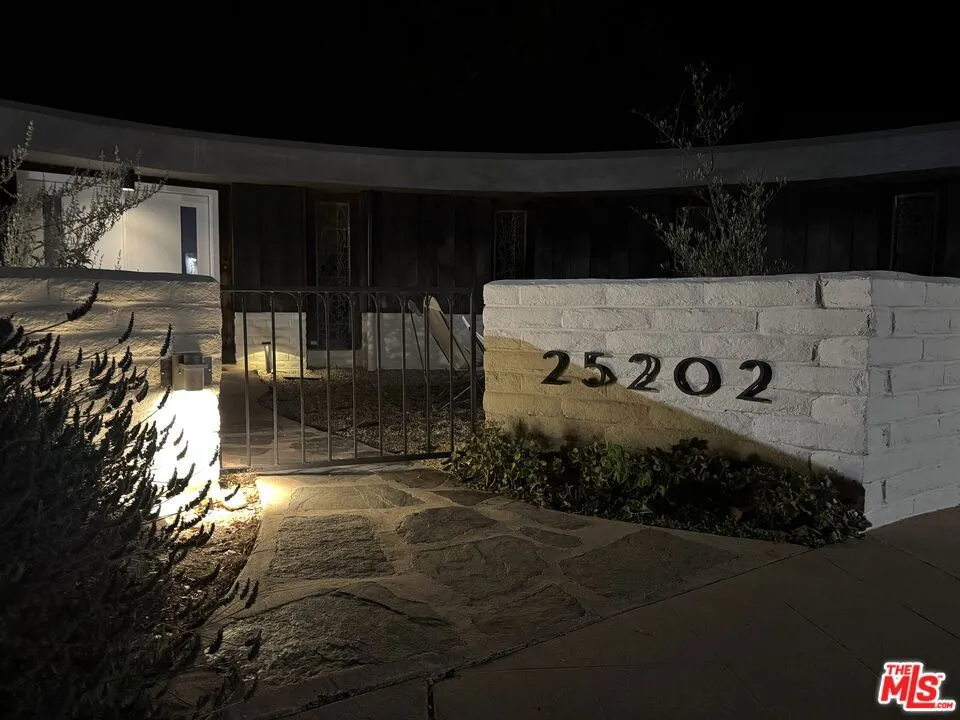 25202 Piuma Road Calabasas, CA 91302