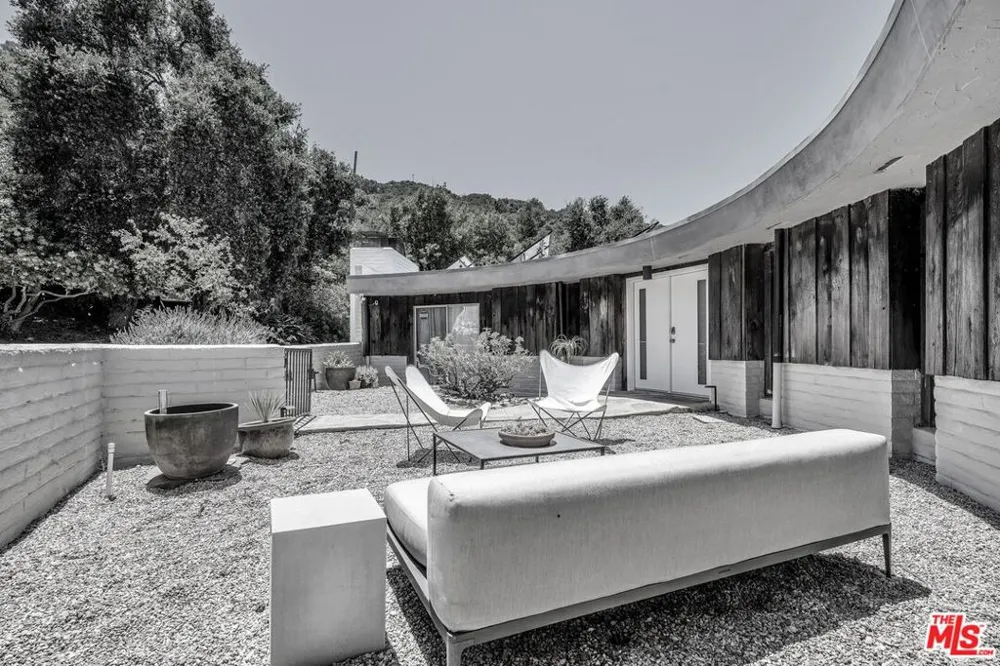 25202 Piuma Road Calabasas, CA 91302