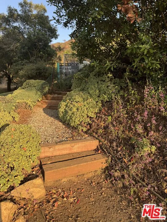 25202 Piuma Road Calabasas, CA 91302