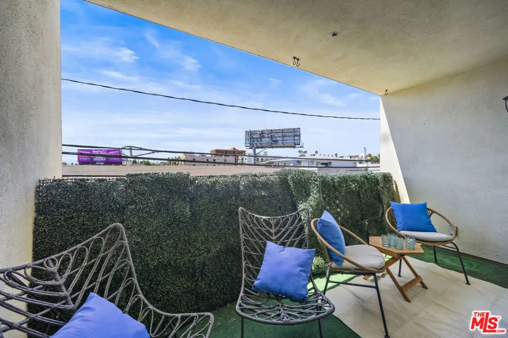 1135 Rexford Drive #302 Los Angeles, CA 90035