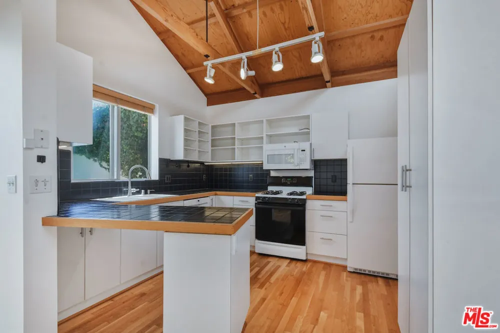 656 Angelus Place Los Angeles, CA 90291