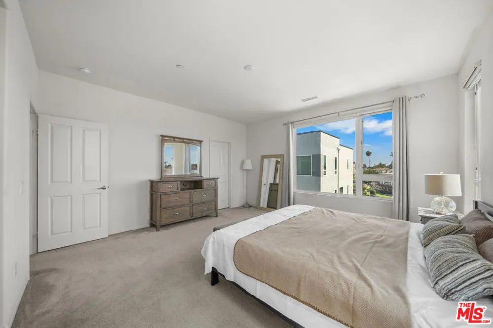 10712 Parrot Avenue Downey, CA 90241