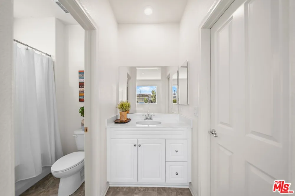 10712 Parrot Avenue Downey, CA 90241