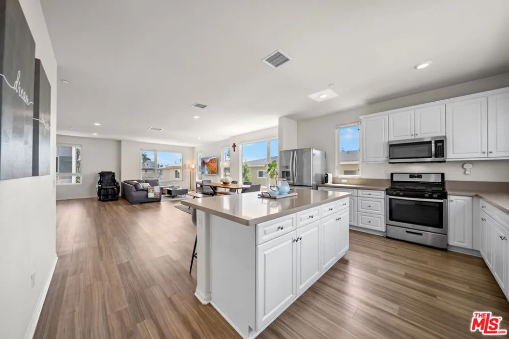10712 Parrot Avenue Downey, CA 90241